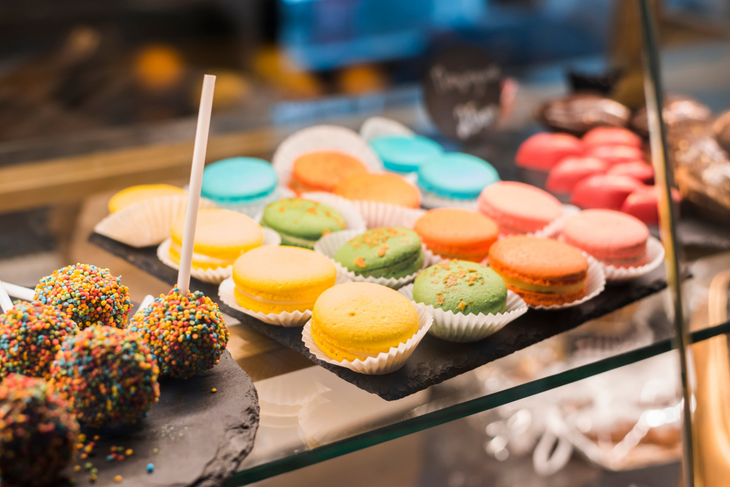 chocolate-cake-pops-with-colorfu.jpg